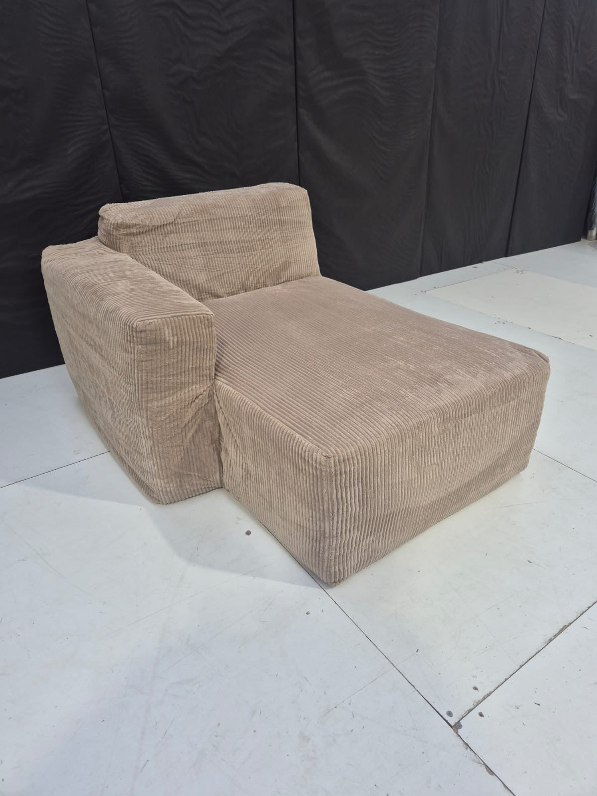 Upholstered Chaise Lounge – Elegant & Relaxing Comfort - AMC Furniture