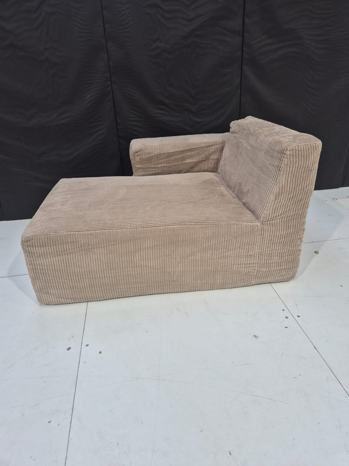 Upholstered Chaise Lounge – Elegant & Relaxing Comfort - AMC Furniture