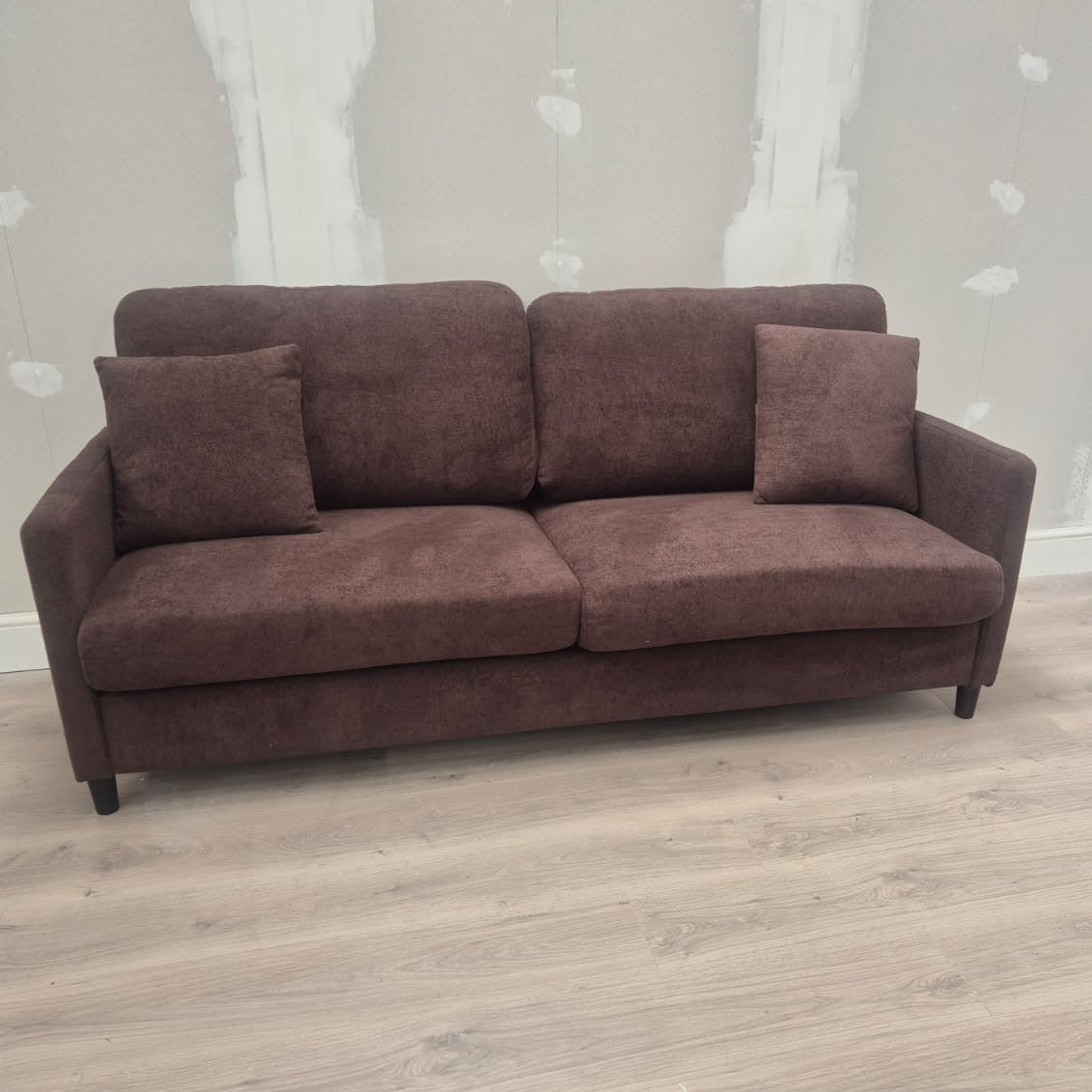 Modern 193cm Teddy 3-Seater Sofa with Square Armrests and Two Throw Pillows